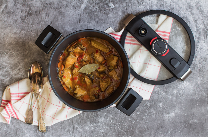 Ensalada de pimientos asados atún y huevo con pollo guisado en olla rapida
